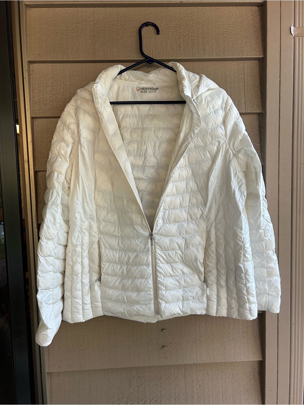 Heat keep Women’s White Packable hooded  Puffer Jacket. XL